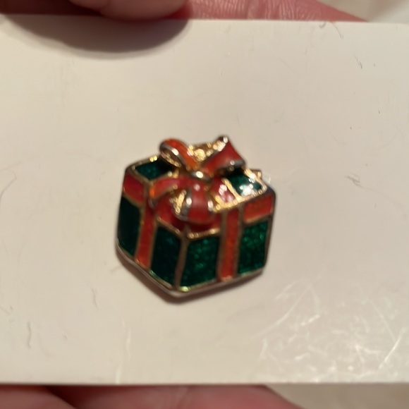 Vintage red and green Christmas present brooch - Picture 3 of 8